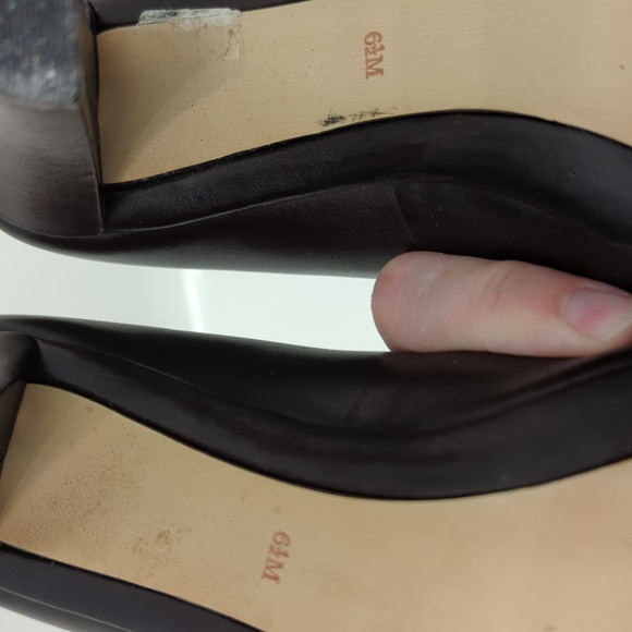 O by Oscar De La Renta Pumps on Chocolate Brown - Picture 9 of 11